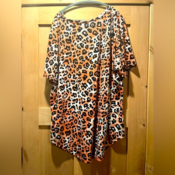 LuLaRoe pink and white 3x shirt. - Picture 2 of 2